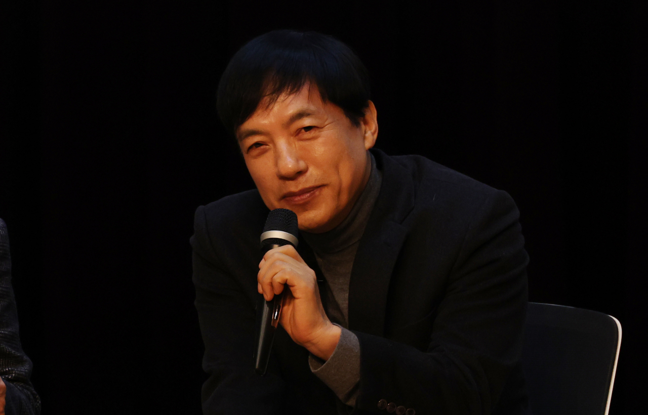 법무부에 사의를 표명한 이성윤 법무연수원 연구위원이 9일 오후 전북 전주 전주교대에서 열린 '꽃은 무죄다' 저자와의 대화에 참석해 발언하고 있다. [연합]