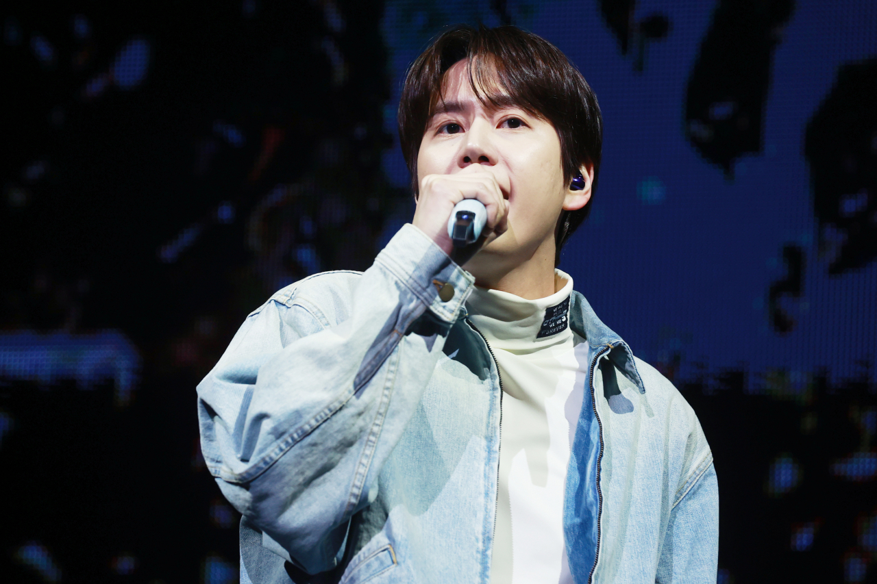 가수 규현이 9일 오후 서울 용산구 블루스퀘어에서 열린 EP '리스타트(Restart)' 발매 쇼케이스에서 타이틀곡 무대를 선보이고 있다. [연합]