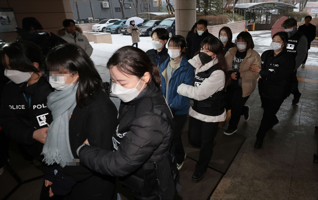 용산 대통령실 진입을 시도하다 붙잡힌 한국대학생진보연합(대진연) 회원들이 지난 9일 오전 마포구 서울서부지방법원에서 열린 구속 전 피의자 심문(영장실질심사)에 출석하기 위해 법정으로 향하고 있다. [연합]
