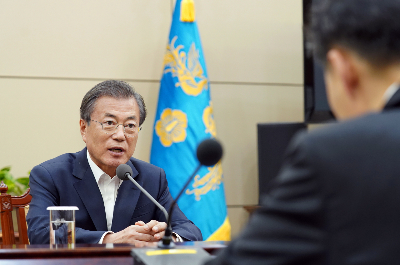 문재인 대통령이 16일 오후 청와대 여민관 소회의실에서 법무부 김오수 차관과 이성윤 검찰국장을 만나 얘기를 나누고 있다. [연합]