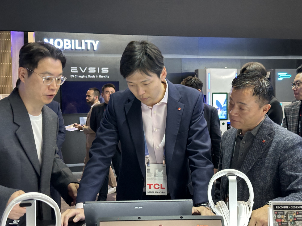 신유열 롯데지주 미래성장실장이 ‘CES 2024’ 롯데정보통신 부스를 찾아 김동규 칼라버스 대표(왼쪽)와 고두영(오른쪽) 롯데정보통신 대표의 설명을 듣고 있다. [연합]