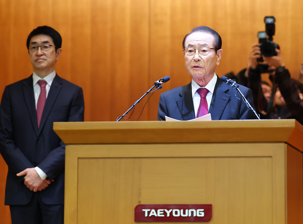 태영그룹 윤세영 창업회장이 9일 오전 서울 여의도 태영건설 본사에서 열린 워크아웃 관련 추가자구안 발표 기자회견에서 입장문을 발표하고 있다. 왼쪽은 윤석민 회장. [연합]