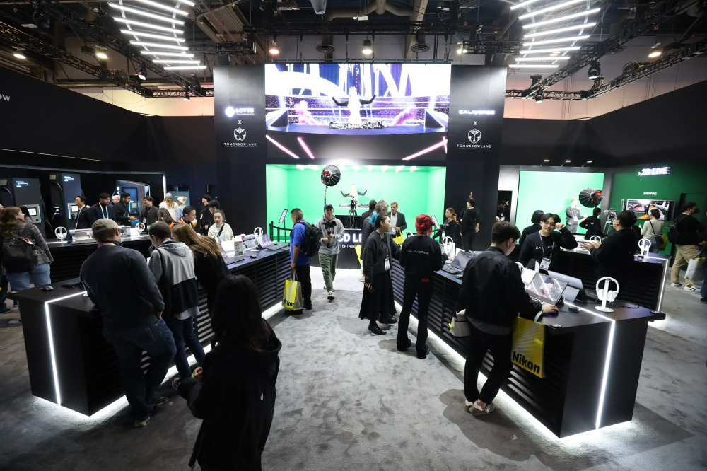 세계 최대 가전·IT 전시회 CES 2024에 마련된 롯데정보통신 부스에서 관람객들이 전시 기술을 살펴보고 있다. [롯데정보통신 제공]