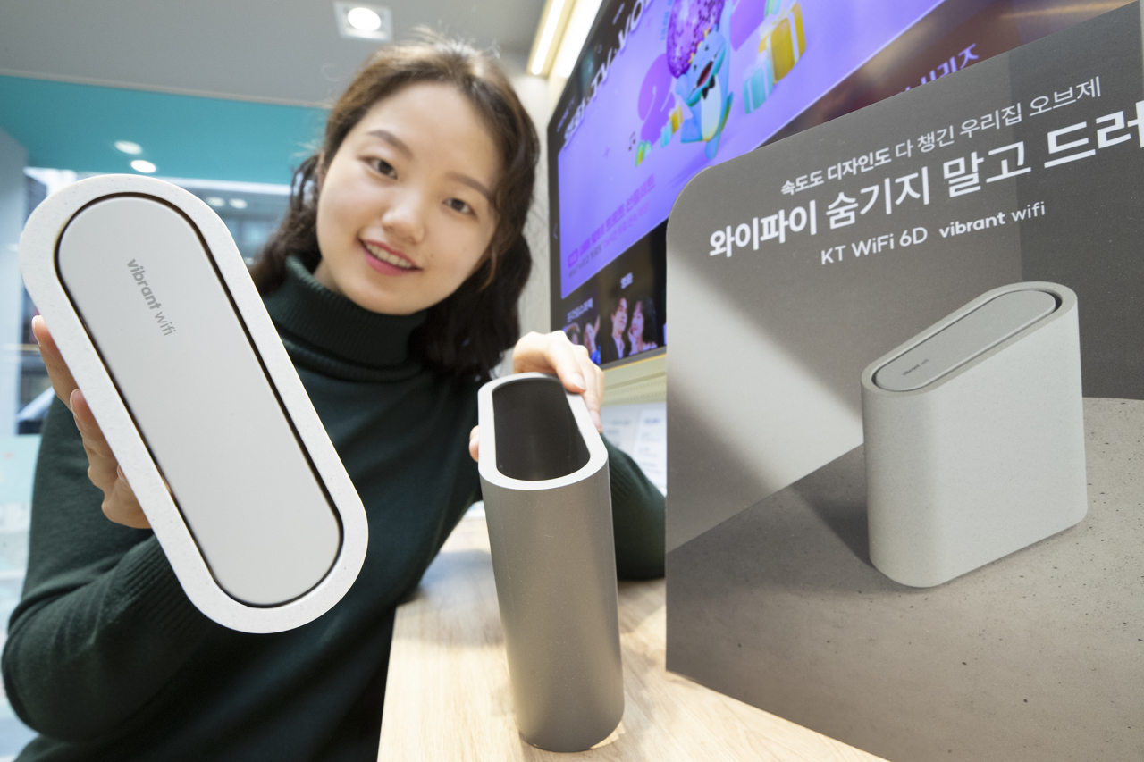 KT가 와이파이6 표준을 지원하는 디자인 특화 와이파이 공유기 ‘KT WiFi 6D’를 출시했다고 10일 밝혔다. 사진은 KT 모델이 KT WiFi 6D 공유기를 소개하고 있는 모습. [KT 제공]