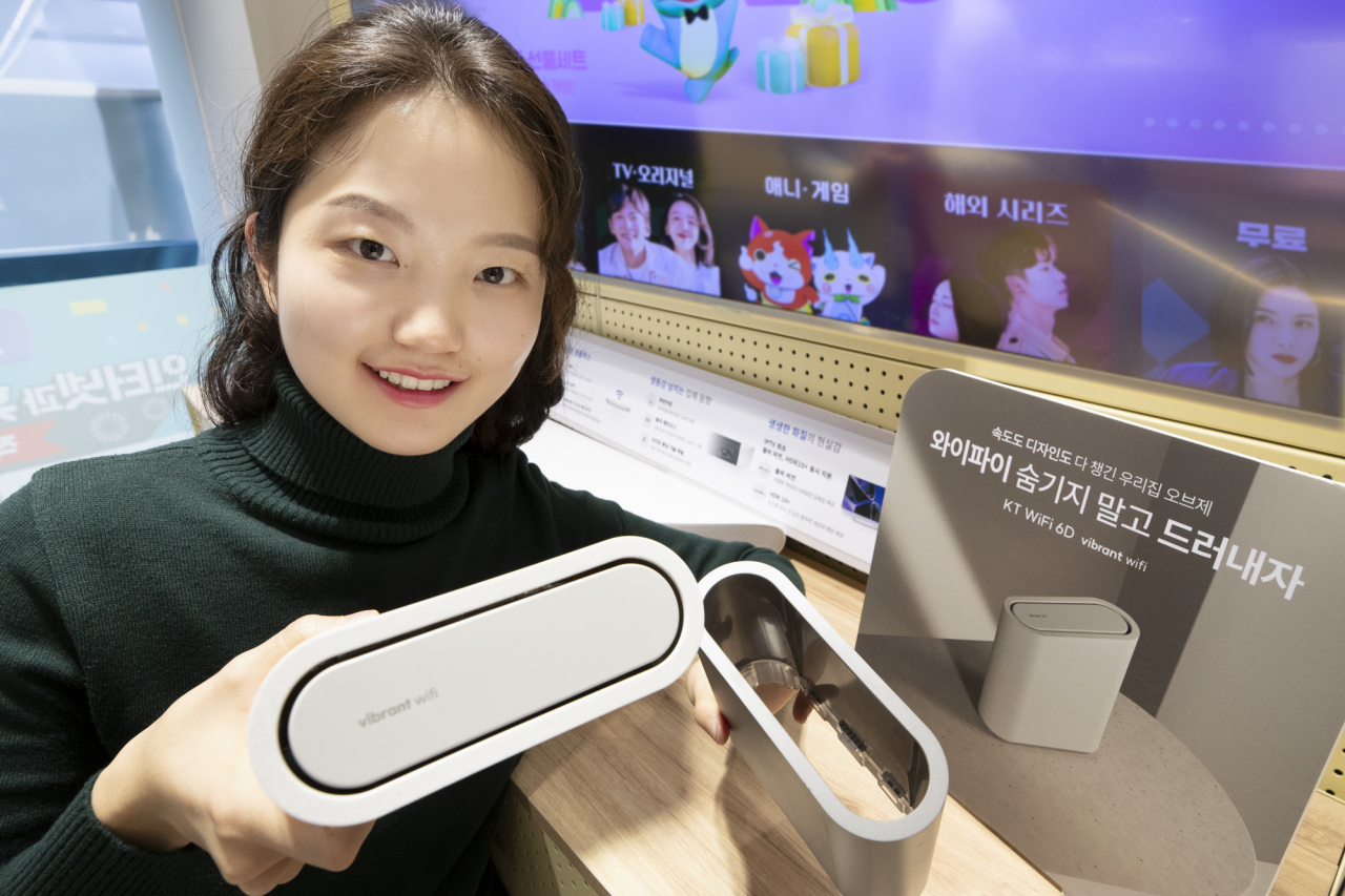 KT가 와이파이6 표준을 지원하는 디자인 특화 와이파이 공유기 ‘KT WiFi 6D’를 출시했다고 10일 밝혔다. 사진은 KT 모델이 KT WiFi 6D 공유기를 소개하고 있는 모습. [KT 제공]