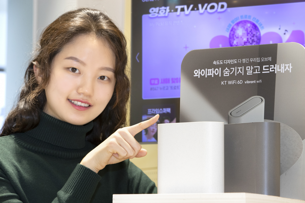 KT가 와이파이6 표준을 지원하는 디자인 특화 와이파이 공유기 ‘KT WiFi 6D’를 출시했다고 10일 밝혔다. 사진은 KT 모델이 KT WiFi 6D 공유기를 소개하고 있는 모습. [KT 제공]