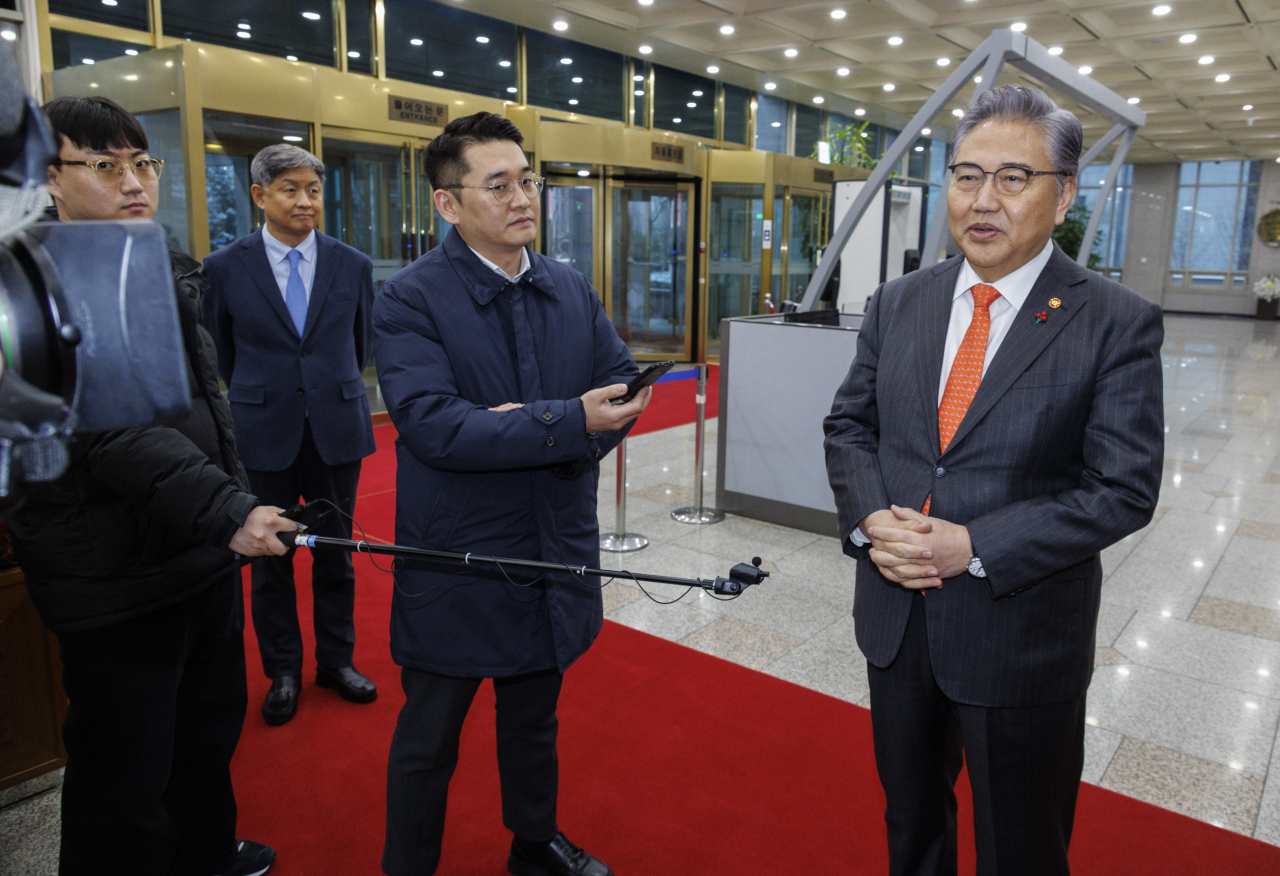 박진 외교부 장관이 10일 오전 서울 종로구 외교부로 출근하다 취재진과 만나 인터뷰 하고 있다. 박 장관은 오는 4월 10일 치러질 22대 국회의원선거에 도전할 예정으로 이날 이임식을 갖고 외교부 장관직에서 물러난다. [연합]