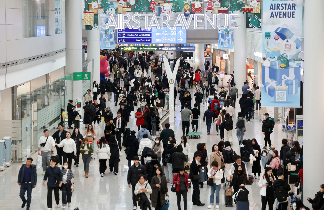 인천국제공항 1터미널 면세점 구역이 여행객으로 북적이고 있다. [연합]