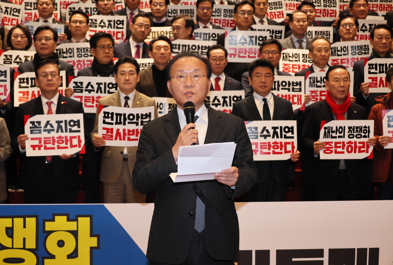 윤재옥 국민의힘 원내대표가 9일 오후 국회에서 열린 본회의에서 이태원 참사 특별법이 상정되자 본회의장을 나와 피케팅을 하던 중 규탄사를 하고 있다. [연합]