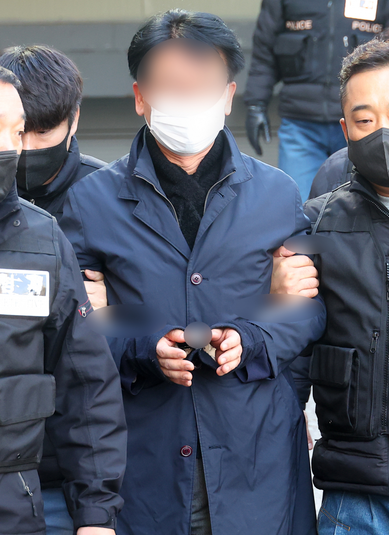 더불어민주당 이재명 대표를 흉기로 찌른 혐의로 구속영장이 청구된 피의자 김모씨가 4일 오후 부산 연제구 연제경찰서에서 나와 구속전 피의자 심문(영장실질심사)을 받기 위해 차량으로 이동하고 있다. [연합]