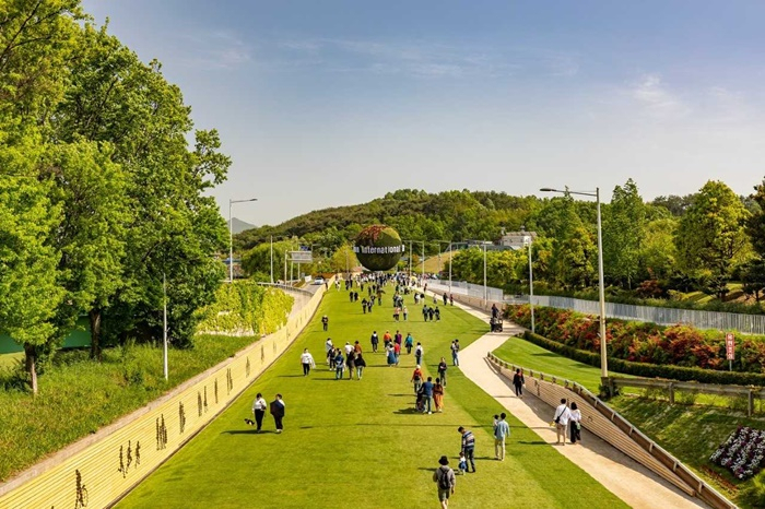 2023순천만국제정원박람회 기간 그린아일랜드에 시민과 관람객들이 산책을 하고 있다.