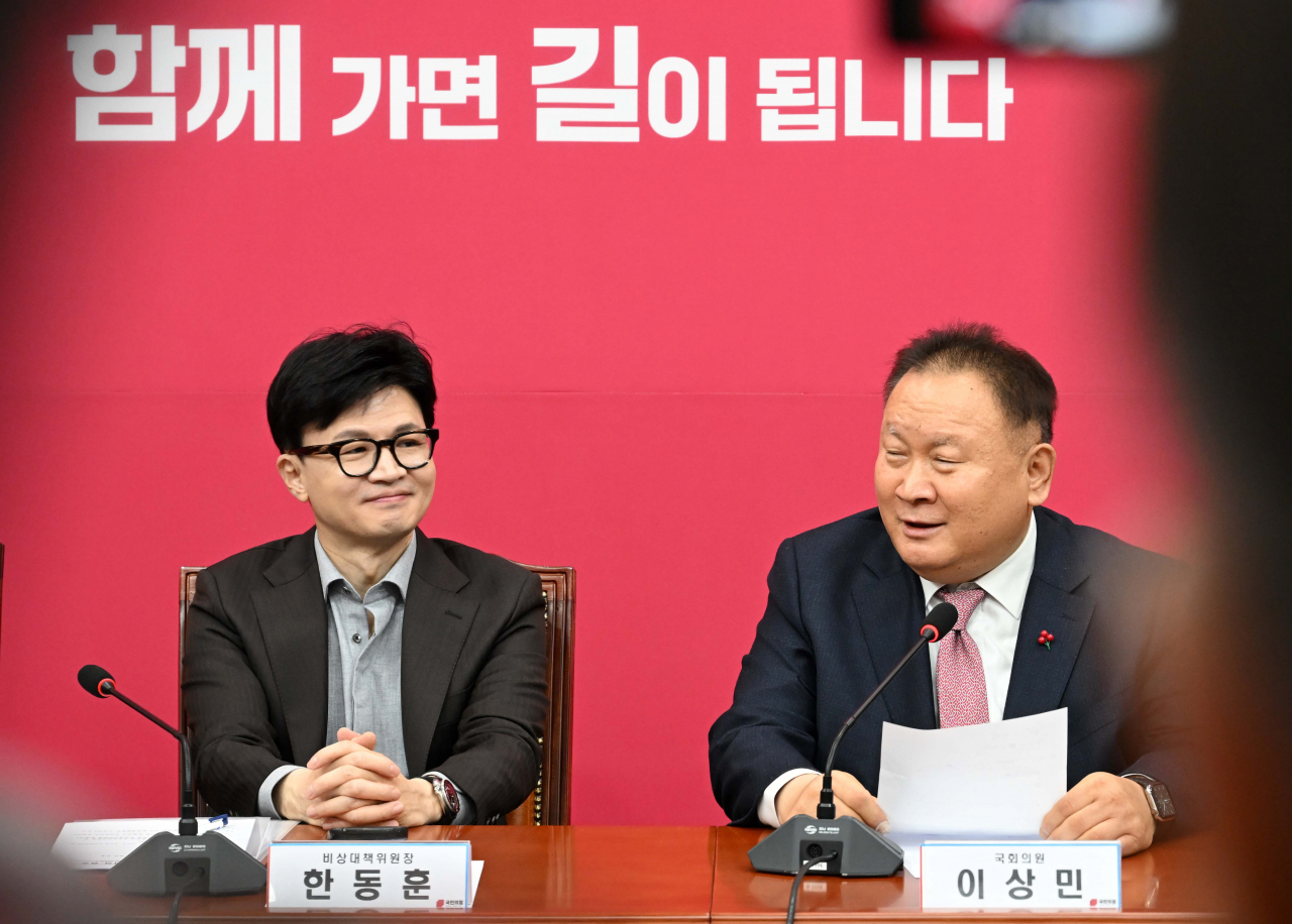 한동훈 국민의힘 비대위원장이 8일 오전 서울 여의도 국회에서 열린 비상대책위원회의에서 입당식을 가진 이상민 의원의 발언을 듣고 있다. 이상섭 기자