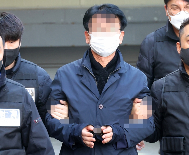 더불어민주당 이재명 대표를 흉기로 찌른 혐의로 구속영장이 청구된 피의자 김모씨가 4일 오후 부산 연제구 연제경찰서에서 나와 구속전 피의자 심문(영장실질심사)을 받기 위해 걸어가고 있다. [연합]