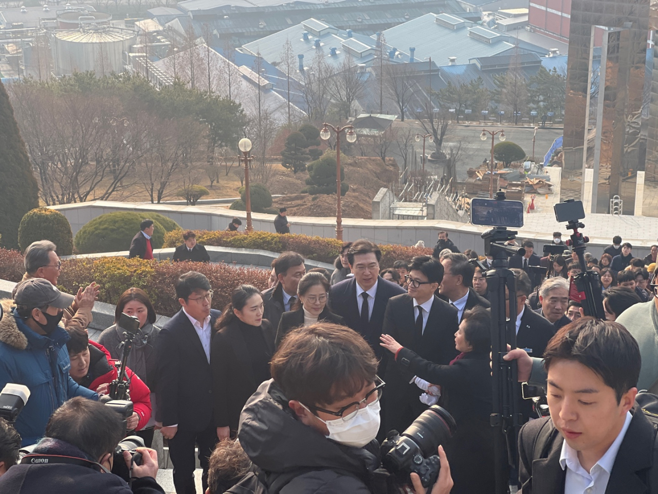 한동훈 국민의힘 비상대책위원장이 10일 경상남도 창원에 위치한 국립 3.15민주묘지에 방문했다. 한 위원장 도착 전부터 국민의힘 지지자, 유튜버들로 인산인해를 이뤘다. [박상현 기자]