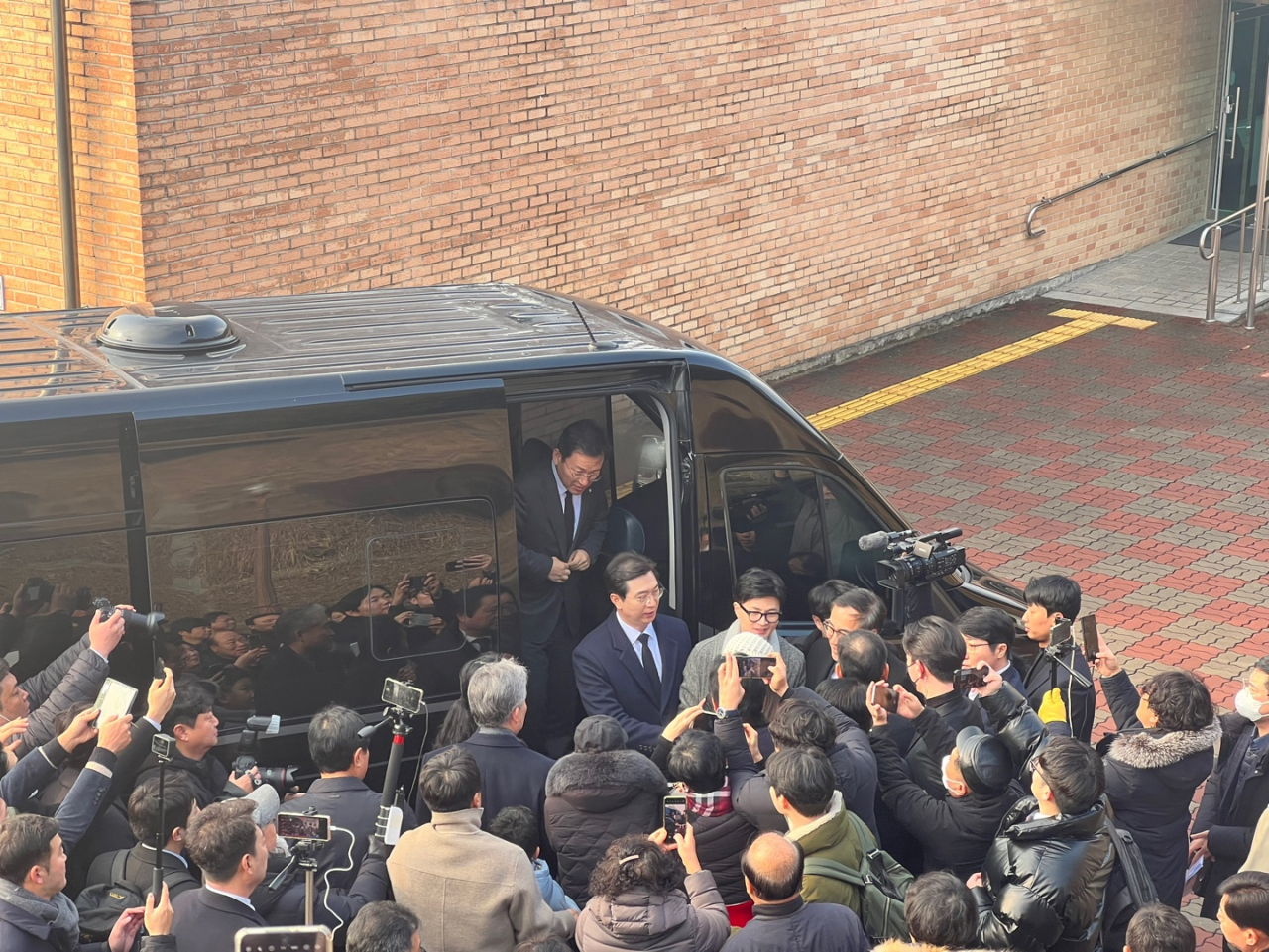 한동훈 국민의힘 비상대책위원장이 10일 경상남도 창원에 위치한 국립 3.15민주묘지에 방문했다. 한 위원장 도착 전부터 국민의힘 지지자, 유튜버들로 인산인해를 이뤘다. [박상현 기자]