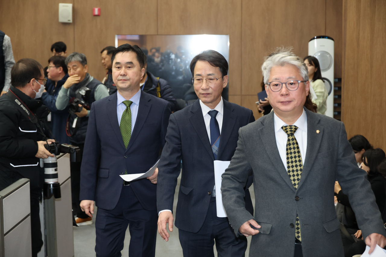 더불어민주당 비이재명계 모임인 '원칙과 상식' 김종민(맨 왼쪽), 이원욱, 조응천(맨 오른쪽) 의원이 10일 국회에서 탈당 기자회견을 하기 위해 입장하고 있다. [연합]