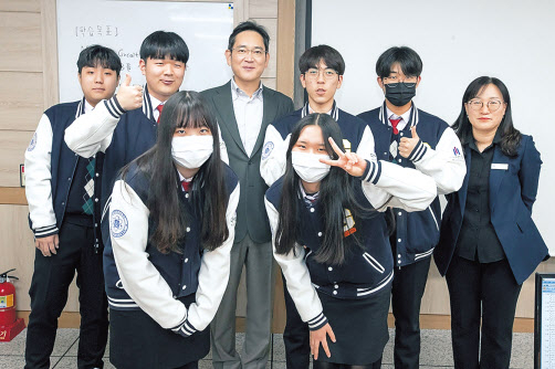 이재용(뒷줄 가운데) 삼성전자 회장은 지난해 3월 경북 구미시에 위치한 구미전자공고를 방문해 수업을 참관하고 학생들과 기념촬영을 하는 모습 [삼성전자 제공]