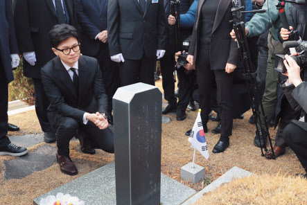 한동훈 국민의힘 비상대책위원장이 10일 경남 창원시 국립3·15민주묘지를 방문해 김주열 열사 가묘를 바라보고 있다. [연합]