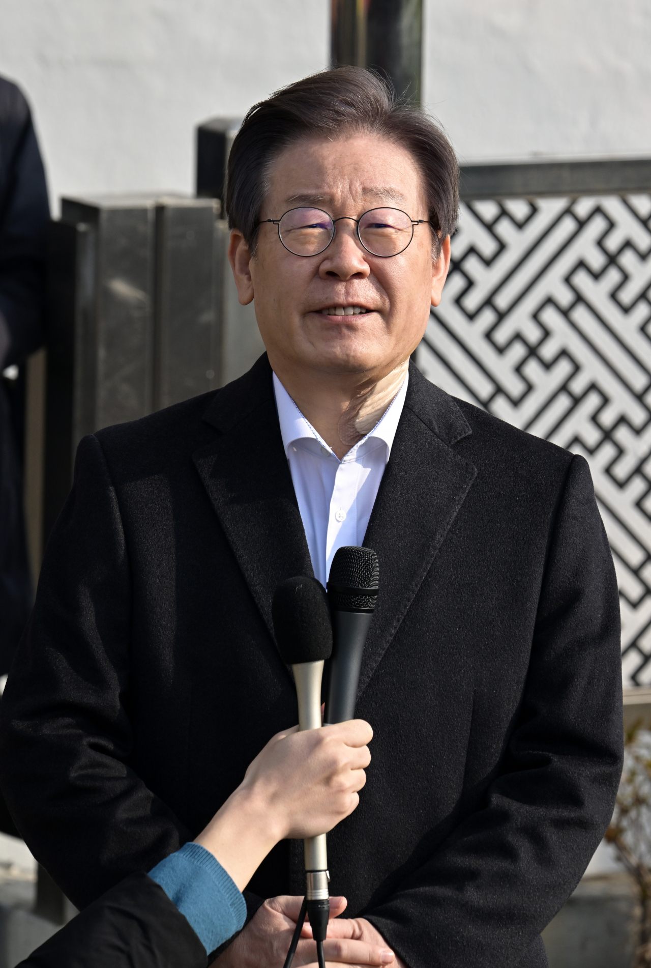 흉기 피습으로 치료를 받아온 이재명 더불어민주당 대표가 10일 서울 종로구 서울대학교병원에서 치료를 마치고 퇴원한 가운데 소감을 밝히고 있다. 임세준 기자