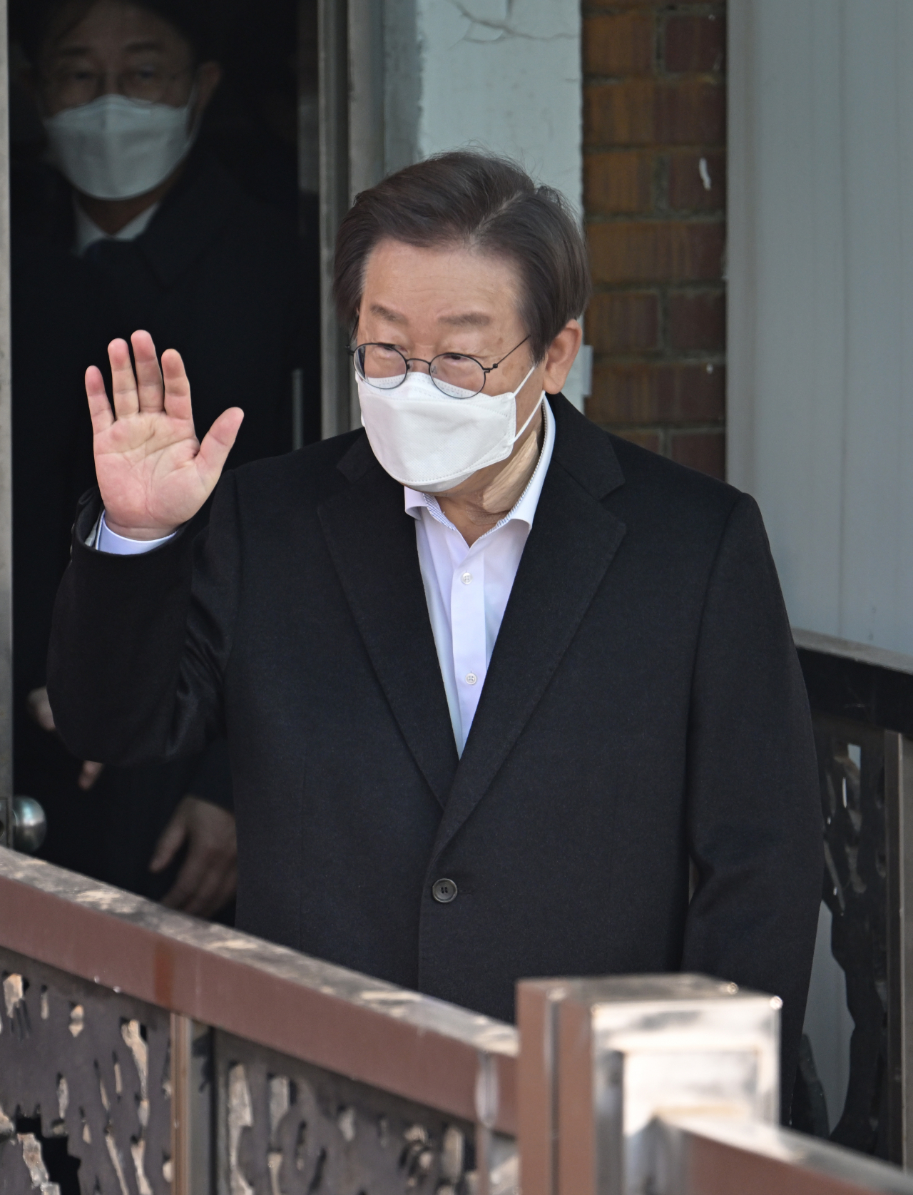 흉기 피습으로 치료를 받아온 이재명 더불어민주당 대표가 10일 서울 종로구 서울대학교병원에서 치료를 마치고 퇴원한 가운데 지지자들을 향해 인사하고 있다. 임세준 기자