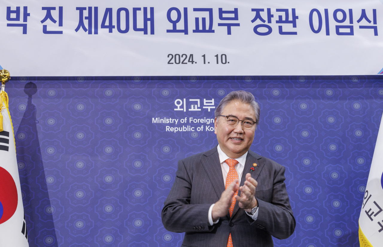 박진 외교부 장관이 10일 오전 서울 종로구 외교부 서희홀에서 열린 이임식에 참석해 연설을 마친 뒤 박수를 치며 단상을 떠나고 있다. 박 장관은 외교부 장관 이임 후 22대 국회의원 선거에 도전할 예정이다. [연합]