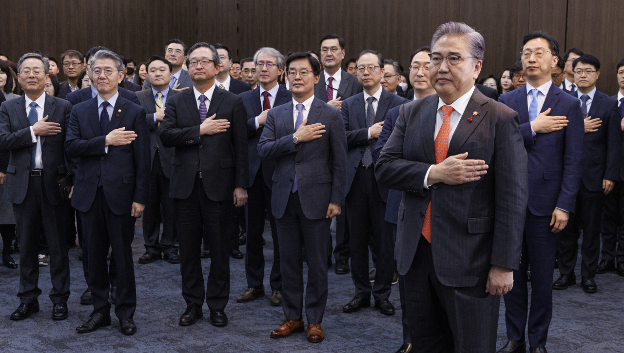 박진 외교부 장관이 10일 오전 서울 종로구 외교부 서희홀에서 열린 이임식에 참석해 국기에 경례하고 있다. 박 장관은 외교부 장관 이임 후 22대 국회의원 선거에 도전할 예정이다. [연합]