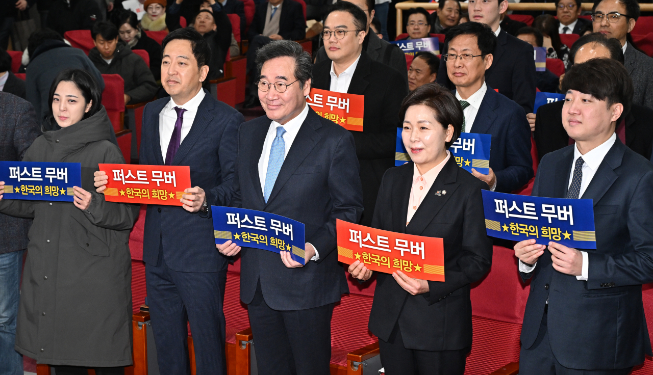 신당 창당을 추진 중인 이준석(사진 오른쪽부터) 국민의힘 전 대표, 양향자 한국의희망 대표, 이낙연 더불어민주당 전 대표, 금태섭 새로운선택 공동대표, 류호정 정의당 의원이 9일 서울 여의도 국회 의원회관에서 열린 양향자 대표의 출판기념회에서 기념촬영을 하고 있다.[임세준 기자]