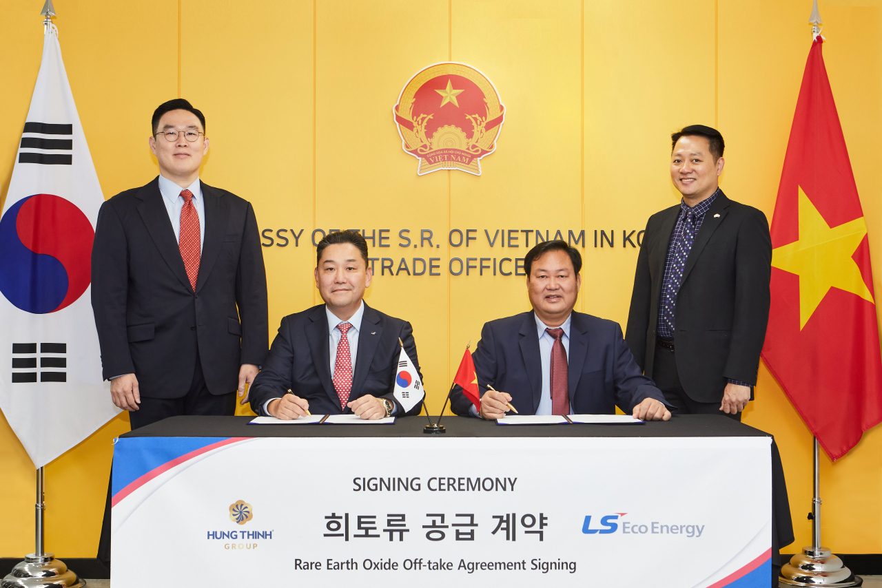 구본규(왼쪽부터) LS전선 대표와 이상호 LS에코에너지 대표, 판 탄 무온 흥틴 그룹 회장, 응우옌 비엣 안 베트남 대사직무대행이 10일 서울 베트남대사관무역대표부에서 열린 ‘희토류 산화물 구매 계약식’에서 기념촬영을 하고 있다. [LS전선 제공]
