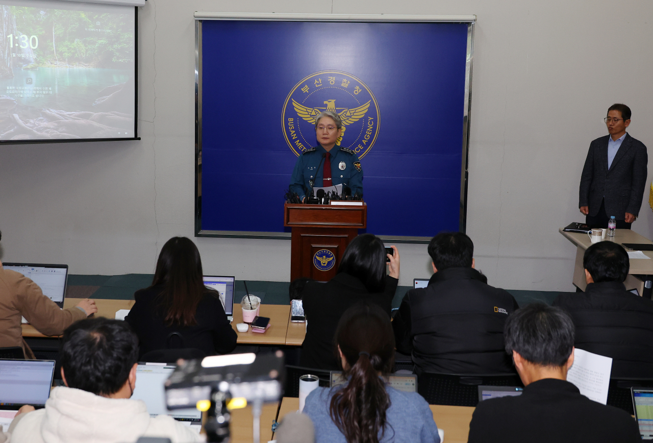 우철문 부산경찰청장이 10일 오후 부산 연제구 부산경찰청에서 이재명 더불어민주당 대표 피습 사건과 관련해 수사결과를 발표하고 있다. 경찰은 "습격범 김씨가 이 대표가 대통령이 되는 것을 막고 총선에서 특정 세력에게 공천을 줘 다수 의석을 확보하지 못하도록 하려고 범행을 저지른 것으로 조사했다"고 밝혔다. [연합]