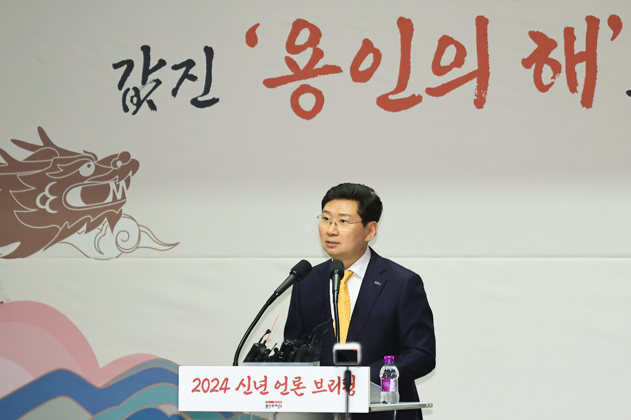 이상일 용인특례시장이 10일 기흥ICT밸리에서 열린 신년 언론브리핑에서 용인반도체클러스터 입주협약 내용을 공개했다.[용인시 제공]