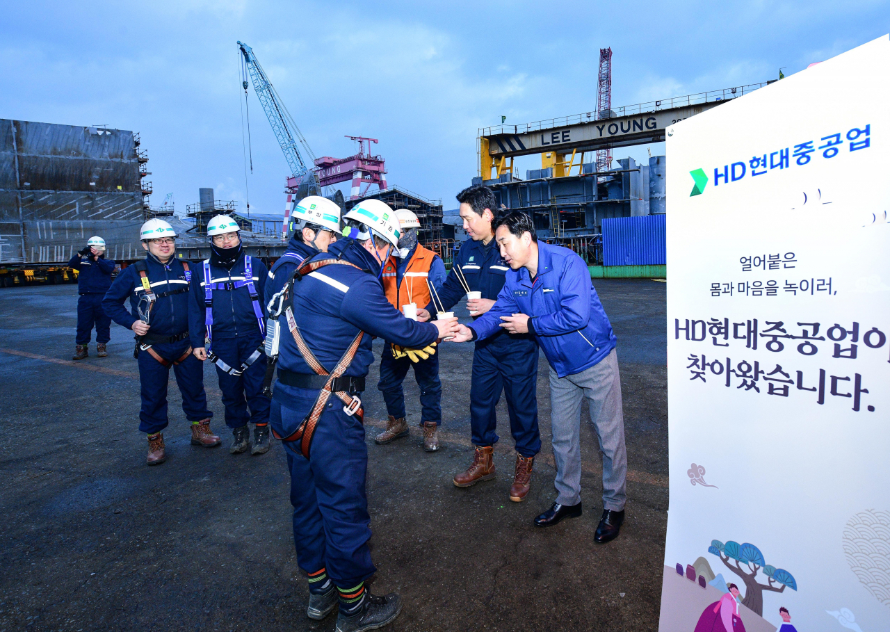 HD현대중공업이 10일 주요 블록 사외협력사 8곳을 대상으로 겨울철 인기 간식인 컵 어묵을 제공하는 동절기 간식차 이벤트를 실시했다. [HD현대중공업 제공]