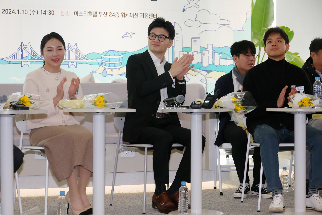 한동훈 국민의힘 비상대책위원장이 10일 오후 부산 동구 아스티호텔에서 열린 국민의힘 부산 미래 일자리 현장 간담회에서 프리지아 꽃을 선물 받고 있다. [연합]