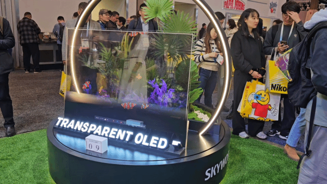 중국 스카이워스가 CES 2024에서 전시한 투명 OLED 제품. 내년 상용화할 예정이며 독자 기술로 제작했다고 강조했다. 김민지 기자