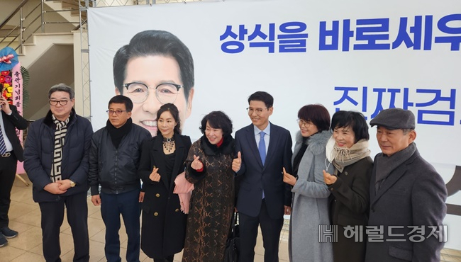 신성식 검사장(가운데)이 10일 출판 기념회에 참석한 지인들과 기념 촬영하고 있다.