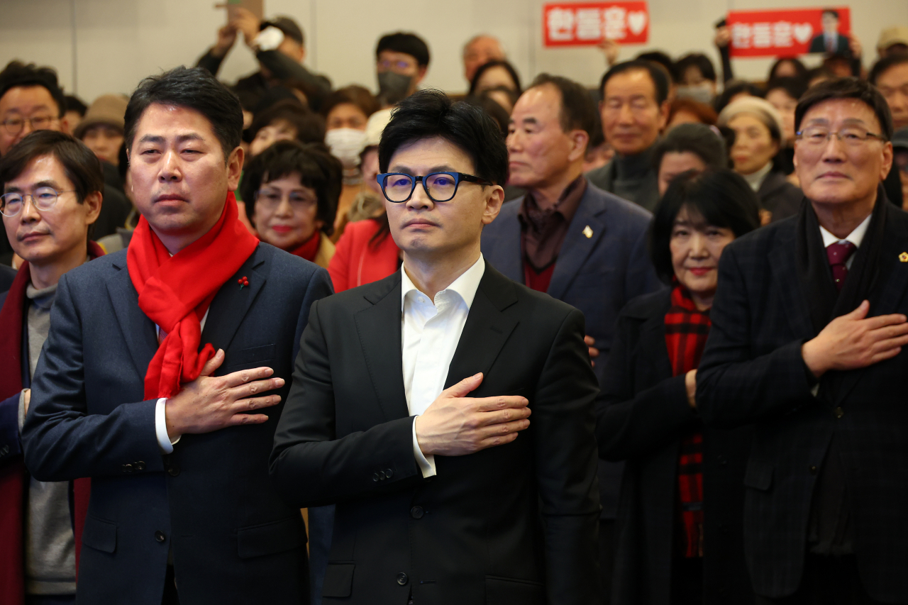 국민의힘 한동훈 비상대책위원장이 10일 오후 부산 벡스코에서 열린 부산 당원과의 만남에서 국민의례를 하고 있다. [연합]
