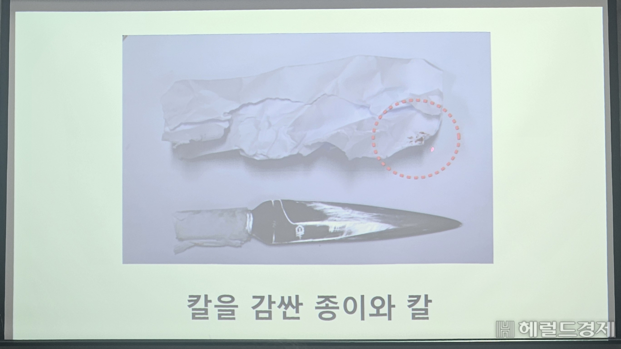 부산경찰청이 10일 오후 브리핑에서 공개한 피의자 김모(67) 씨가 범행에 사용한 것으로 알려진 흉기를 공개했다. 흉기를 감싼 종이에서는 혈흔도 발견됐다. 박지영 기자.