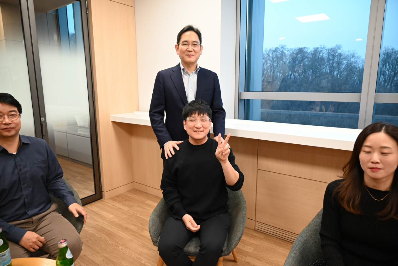 10일 서울 우면동 삼성리서치를 방문한 이재용 삼성전자 회장이 연구원들과 간담회를 가진 뒤 기념 사진을 촬영하고 있다. [삼성전자 제공]