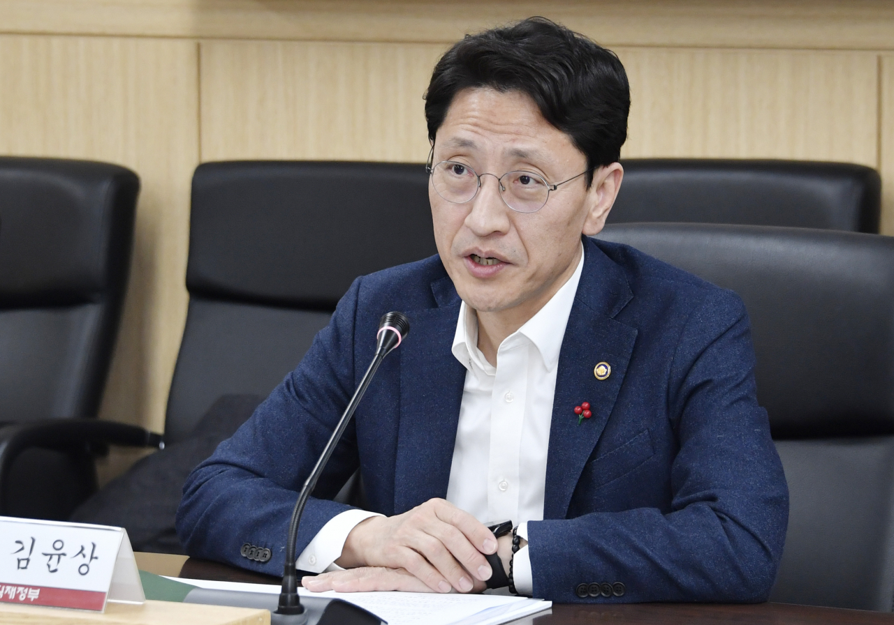 김윤상 기획재정부 차관이 10일 대전시 중구 소상공인시장진흥공단에서 열린 '소상공인 현장간담회'에서 모두발언을 하고 있다. [연합]