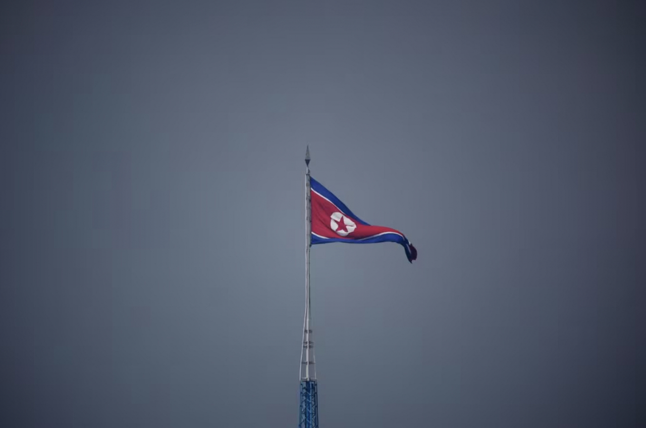 북한의 한 마을에 인공기가 걸려있다. [로이터]