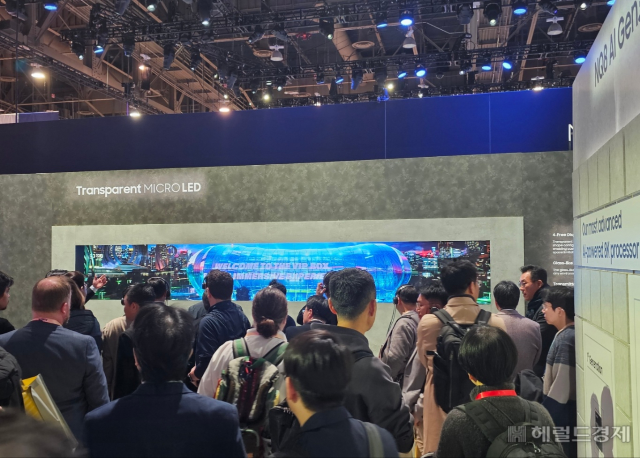 관람객들이 삼성전자 CES 2024 부스에 설치된 투명 마이크로 LED를 관람하고 있다. 김민지 기자