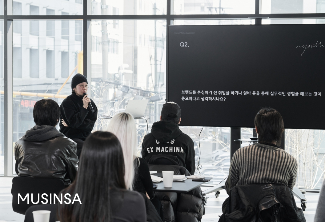 무신사 패션 장학생 대상 '브랜드 온앤오프' 프로그램에서 김준현 이공오 컴퍼니 대표가 강연하고 있다. [무신사 제공]