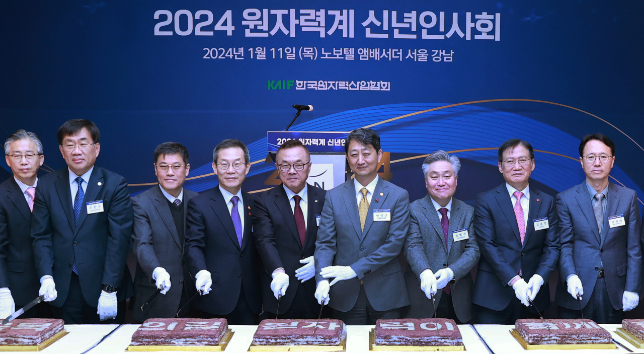 안덕근(오른쪽 네번째) 산업통상자원부 장관이 11일 서울 노보텔 앰배서더 호텔에서 열린 ‘2024년 원자력계 신년 인사회’에서 참석자들과 기념촬영을 하고 있다.[산업통상자원부 제공]