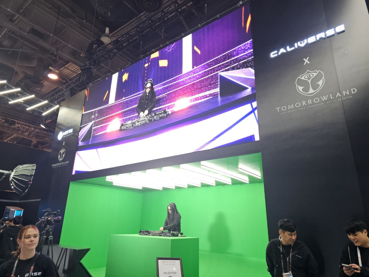 CES 2024 롯데정보통신 전시관에서 시연 중인 라이브 메타버스 기술 [롯데정보통신 제공]