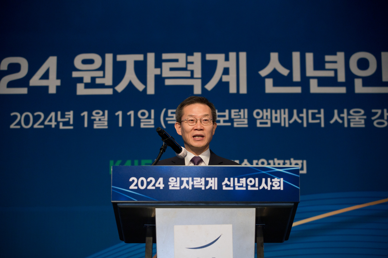이종호 과학기술정보통신부 장관이 11일 오전 서울 강남구 노보텔앰배서더호텔에서 열린 '2024 원자력계 신년인사회' 에서 신년인사말을 하고 있다.[과기정통부 제공]