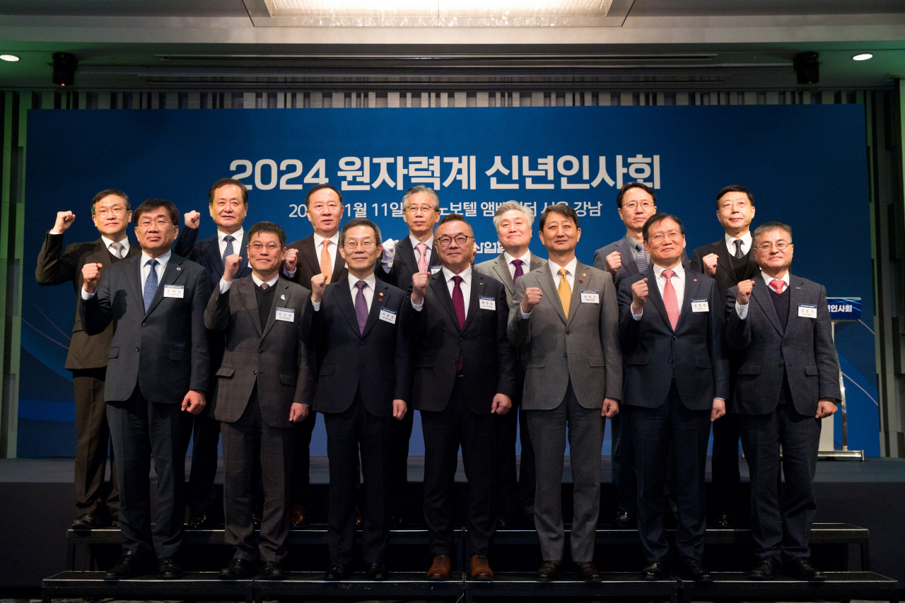 이종호 과학기술정보통신부 장관이 11일 오전 서울 강남구 노보텔앰배서더호텔에서 열린'2024 원자력계 신년인사회' 에서 기념촬영 하고 있다. 임승철(앞줄 왼쪽 두 번째부터) 원자력안전위원회 사무처장, 이종호 과학기술정보통신부 장관,황주호 한국원자력산업협회장, 안덕근 산업통상자원부 장관.[과기정통부 제공]