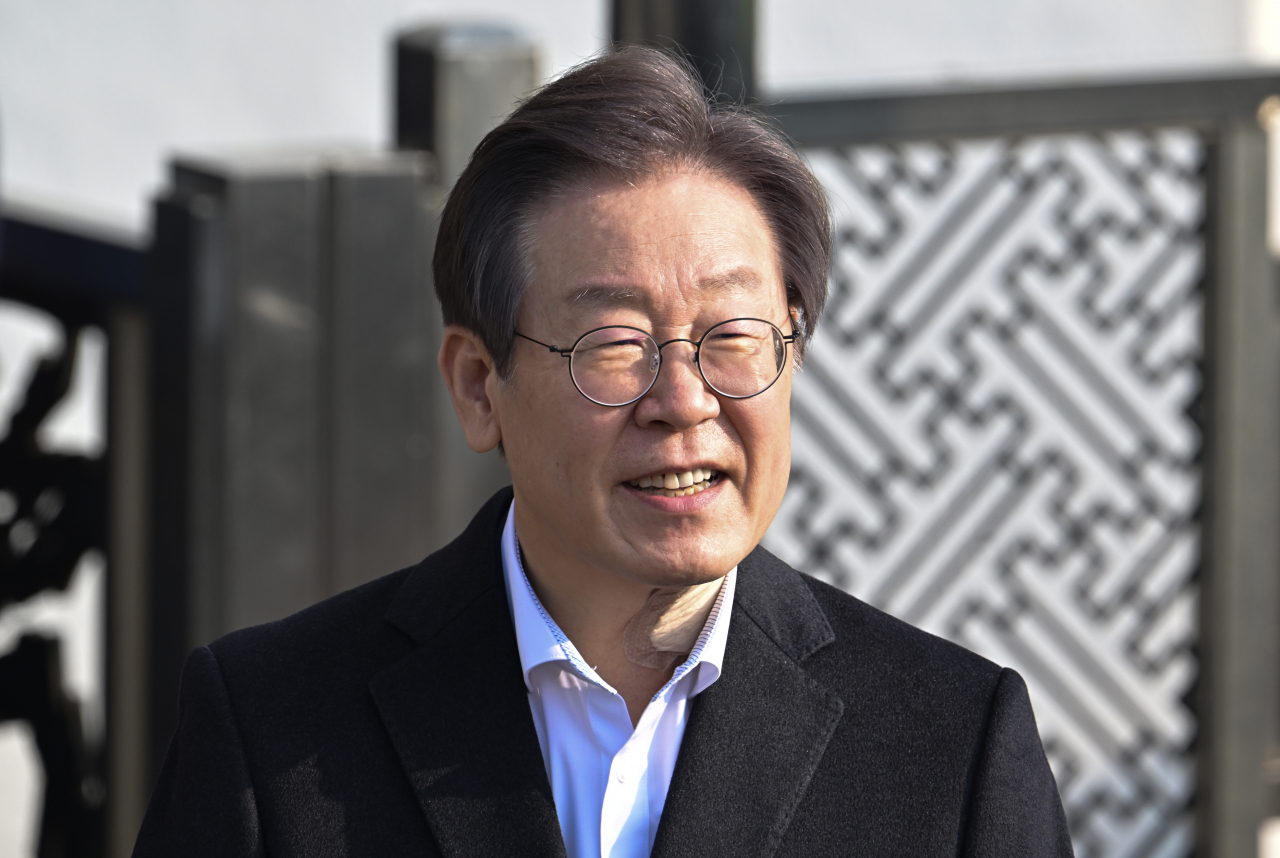 흉기 피습으로 치료를 받아온 이재명 더불어민주당 대표가 10일 서울 종로구 서울대학교병원에서 치료를 마치고 퇴원한 가운데 소감을 밝히고 있다. 임세준 기자