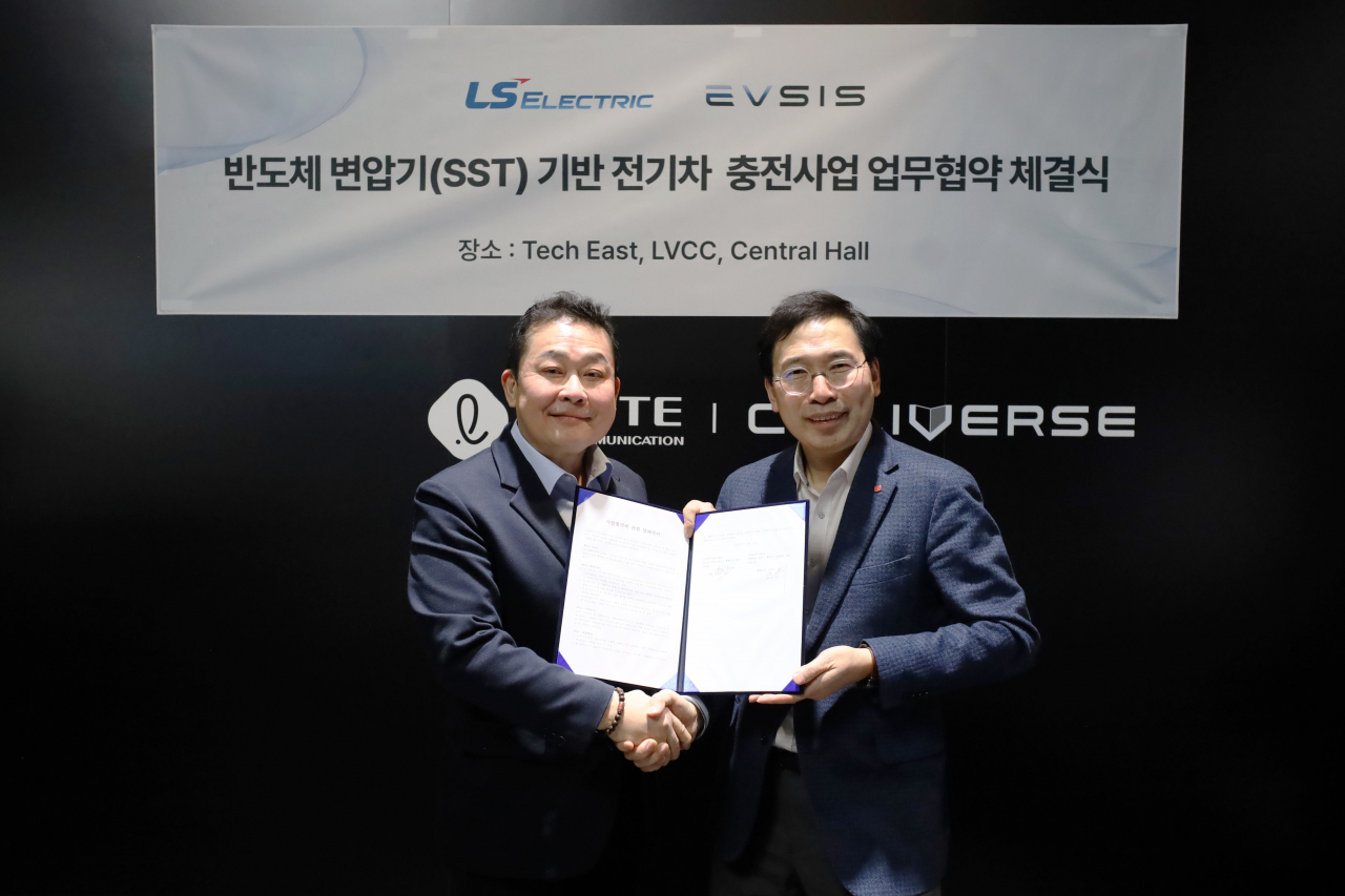 김종우(왼쪽) LS일렉트릭 사장과 오영식 이브이시스(EVSIS) 대표가 지난 9일(현지시간) 미국 라스베이거스에서 열린 CES 2024 현장에서 기념촬영하고 있다. [LS일렉트릭 제공]