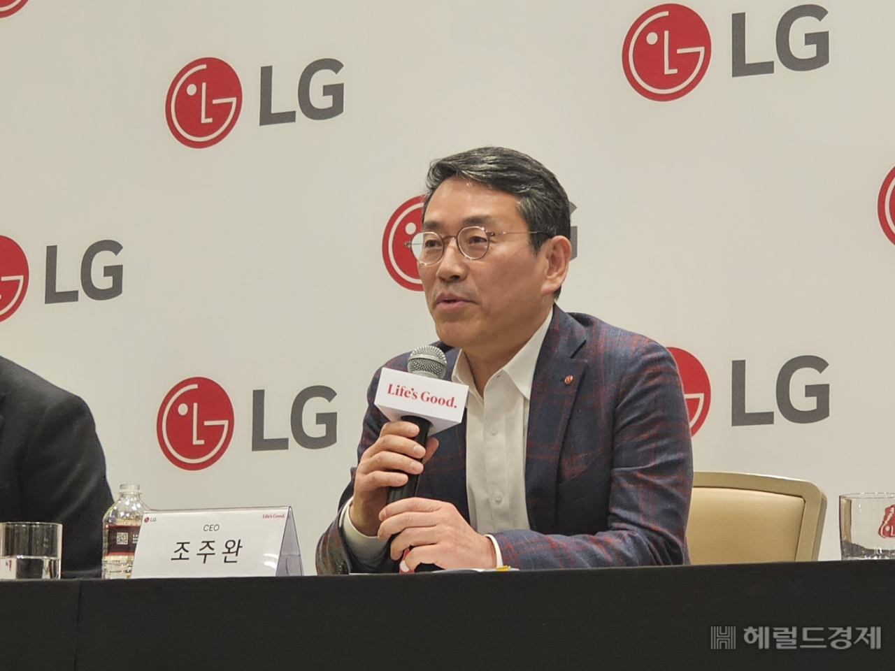 조주완 LG전자 대표이사 사장이 10일(현지시간) 미국 라스베이거스에서 열린 기자간담회에서 답변하고 있다. 김민지 기자