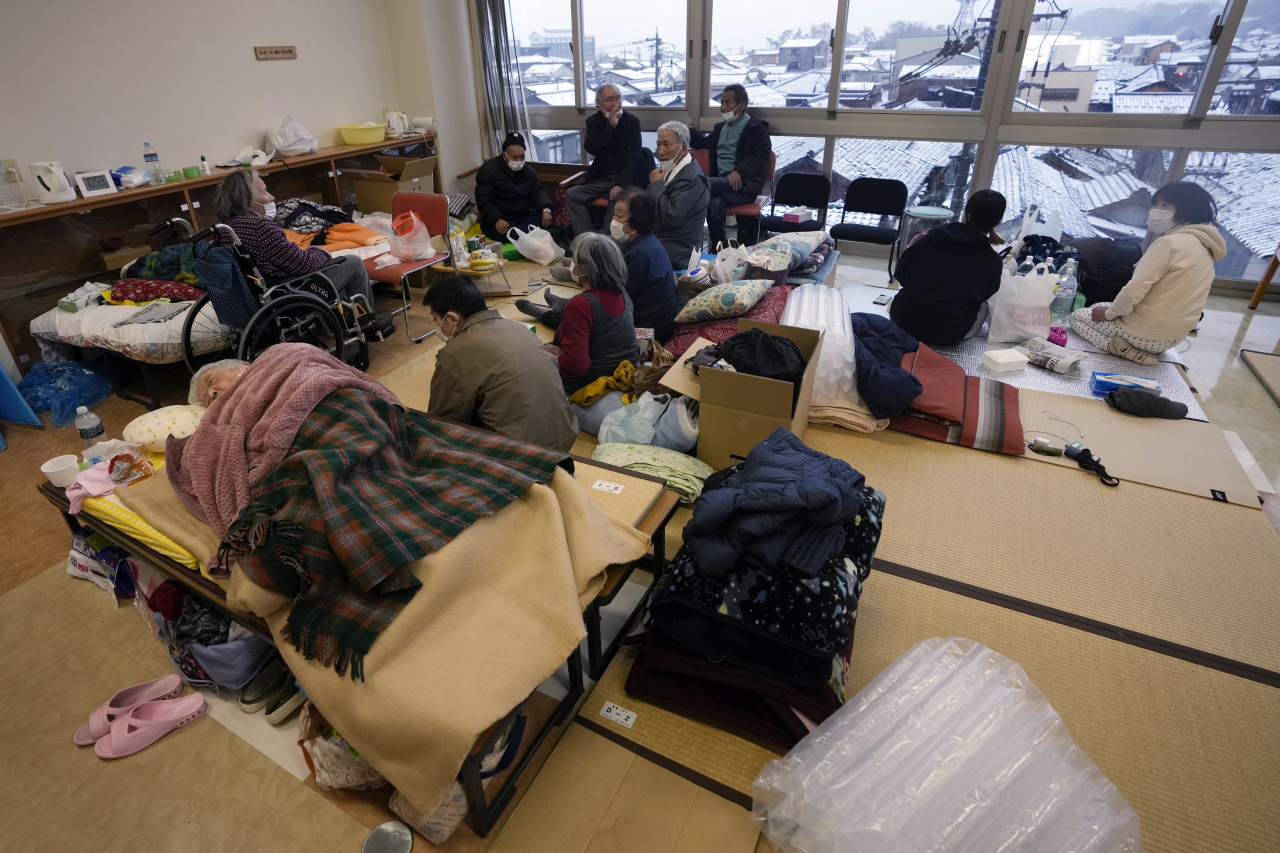 일본 이시카와현 노토반도 피난소에서 이재민들이 쉬고 있다. [AP]