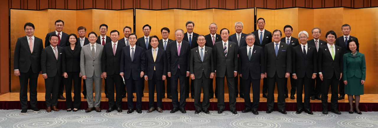 조원태(앞줄 왼쪽 첫번째) 한진그룹 회장, 이웅열(앞줄 왼쪽 두번째) 코오롱그룹 명예회장, 조현준(앞줄 왼쪽 네번째 )효성그룹 회장, 신동빈(앞줄 왼쪽 다섯번째) 롯데그룹 회장, 김윤(앞줄 왼쪽 여섯번째) 삼양홀딩스 회장, 류진(앞줄 왼쪽 여덟번째) 한경협 회장 등이 11일 일본 도쿄 경단련회관에서 열린 ‘제30회 한일재계회의’에 참석해 기념촬영을 하고 있다. [한경협 제공]
